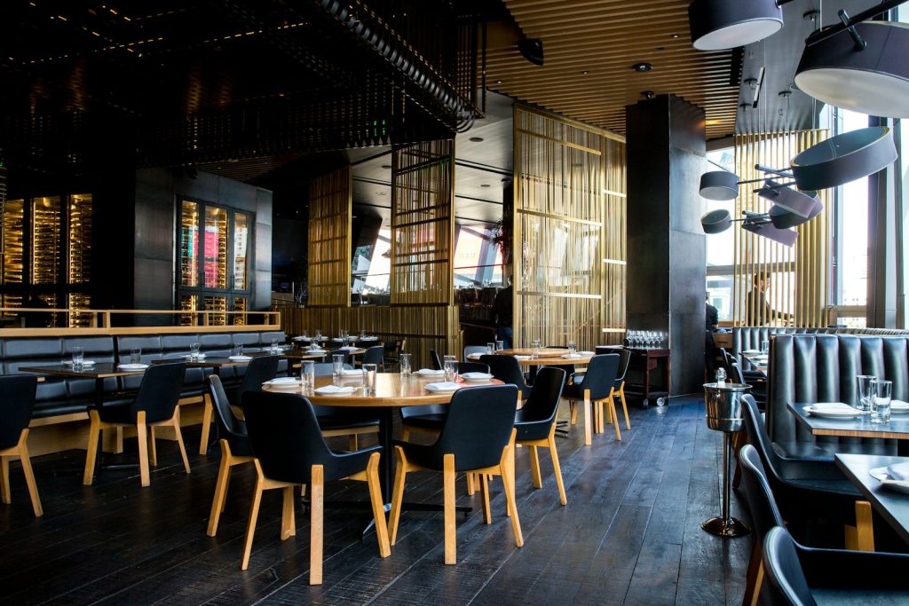 Grande tablée dans une brasserie en fin de journée