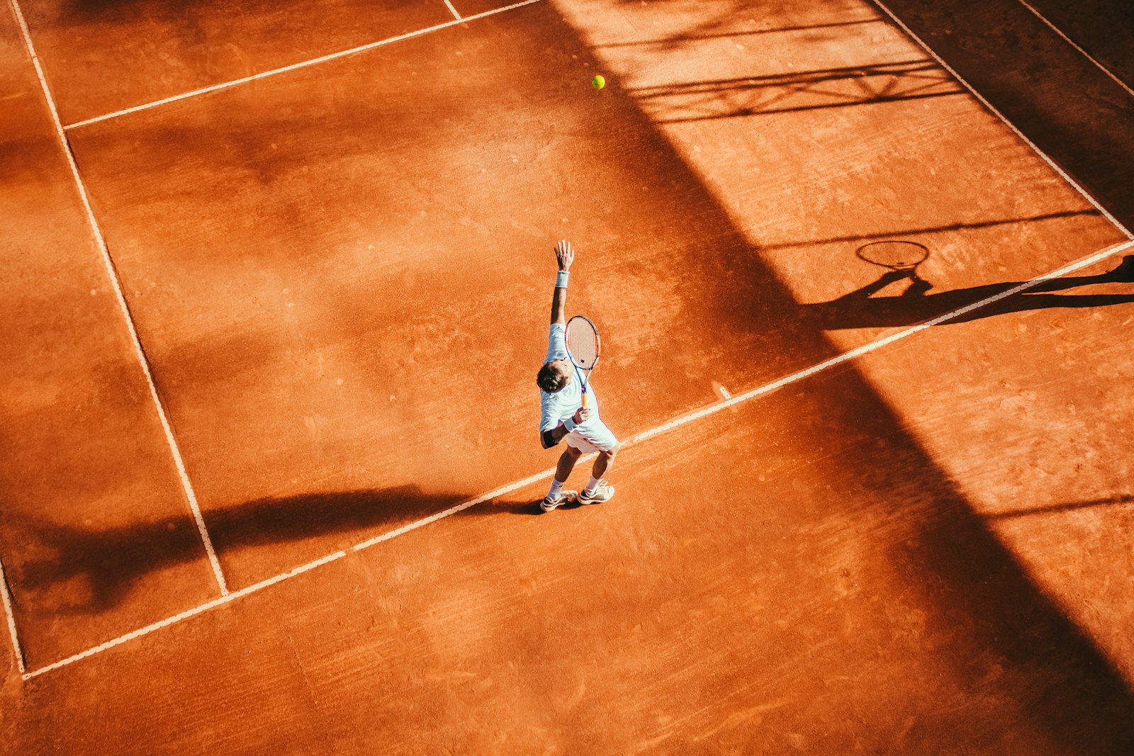 Terrain de padel vu à travers la vitre