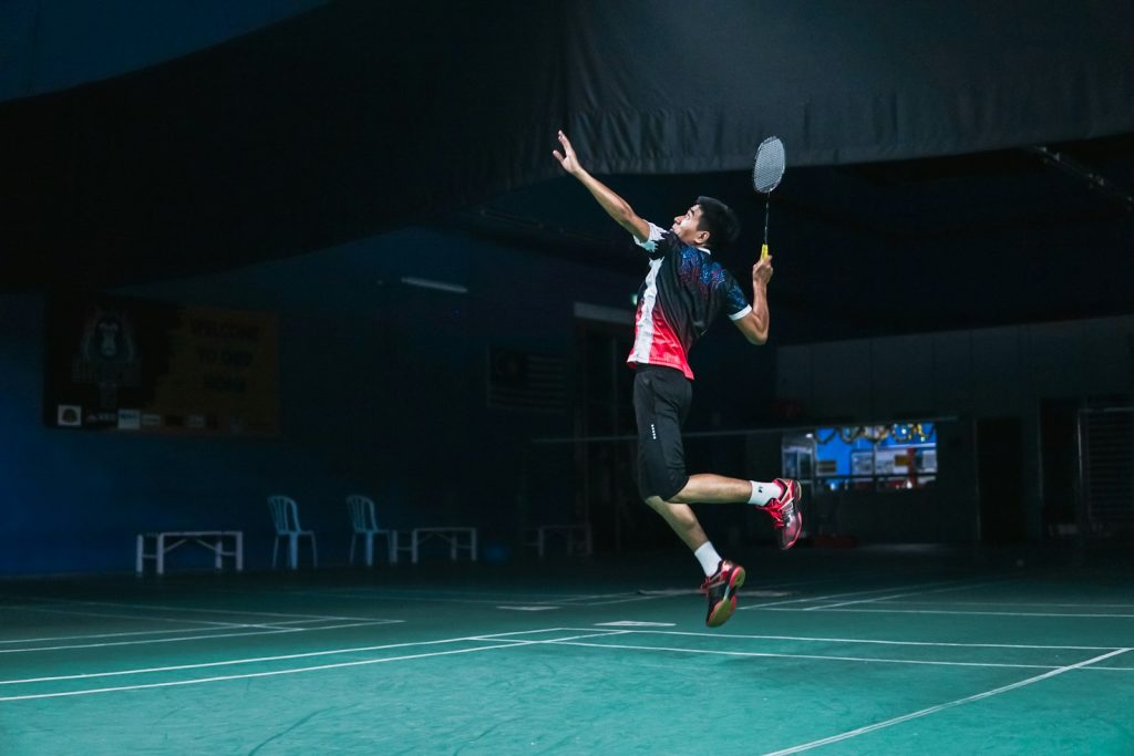 Joueurs de padel pendant un échange