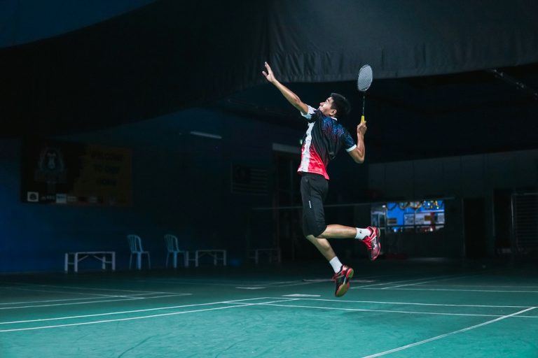 Joueurs de padel pendant un échange